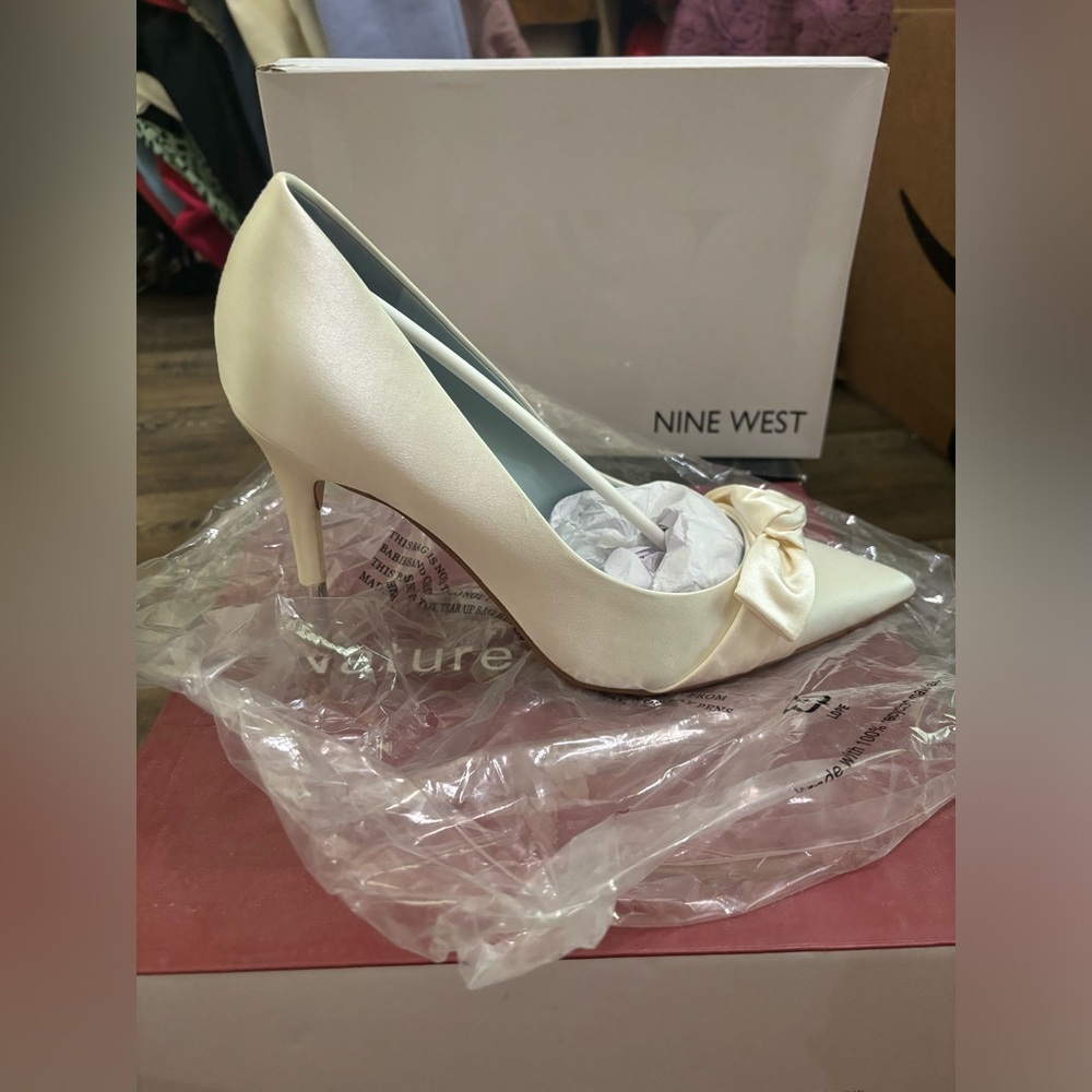 NIB Satin Heels w Bow. Ivory. Nine West. Size 9.5 NEW